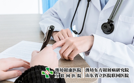 攝圖網_501160874_醫生問診填寫病單（企業商用）
