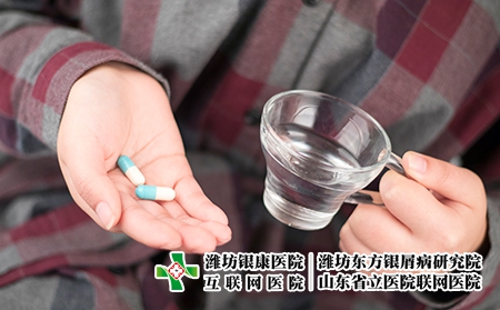 攝圖網_500209188_準備吃藥的人（企業商用）
