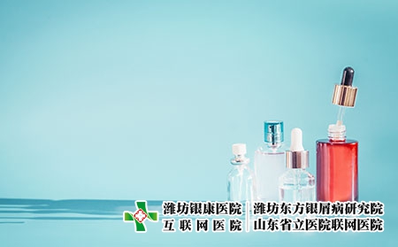 攝圖網(wǎng)_300135473_化妝品瓶產(chǎn)品與液體,吸管藍(lán)色背景,正視圖精華,爽膚水提取血清桌子上,正視圖美容現(xiàn)代護(hù)膚理念與（企業(yè)商用）