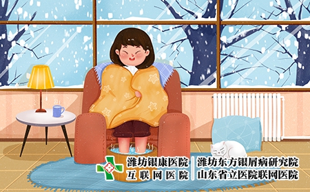 攝圖網_401878416_下雪的天氣在室內泡腳的女孩（企業商用）