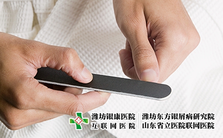 攝圖網_501460717_男人用指甲刀銼指甲（企業商用）