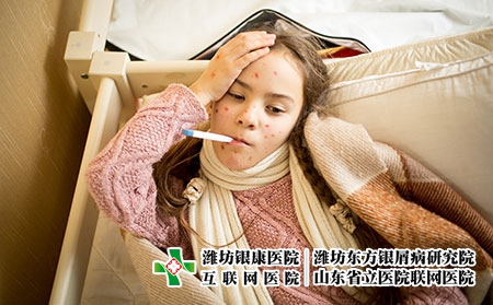 攝圖網(wǎng)_304086247_躺在床上和測量溫度的天花患病女孩肖像（企業(yè)商用）