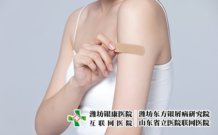 攝圖網(wǎng)_501700725_胳膊受傷貼創(chuàng)可貼的女性（企業(yè)商用）